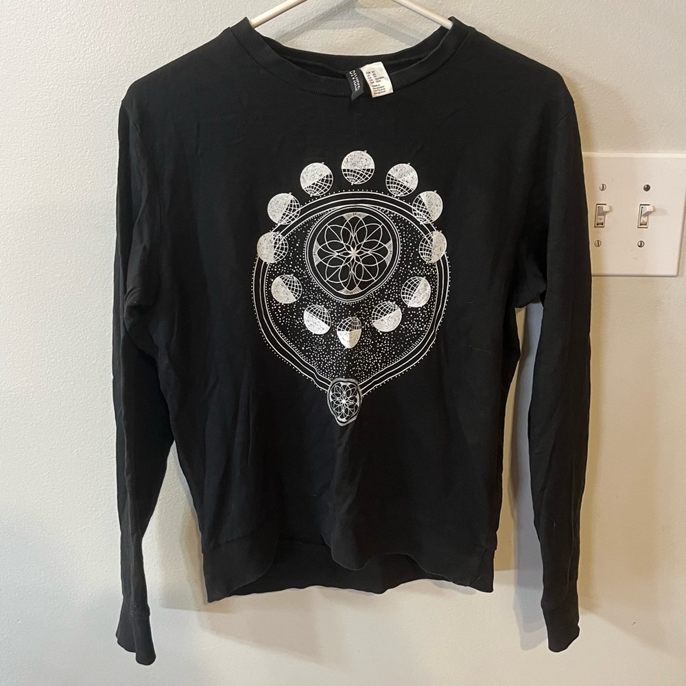 long sleeve shirt 
cute geometric pattern
brand h&m
size xs
good condition